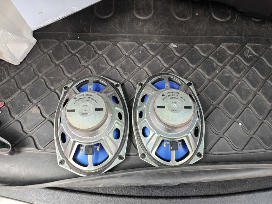 Subwoofer i glośniki przód  dodge Durango
