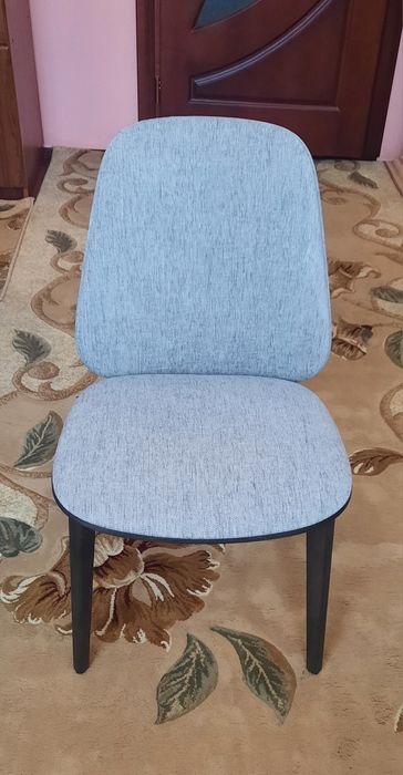 Нові дерев'яні стільці з масиву ясеня та італійської тканини - 4 шт.