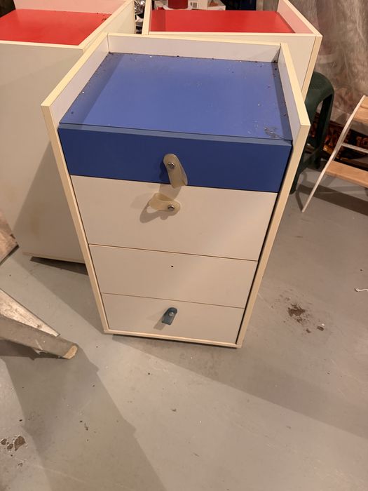 Armario com quatro gavetas quarto vermelho e azul e branco