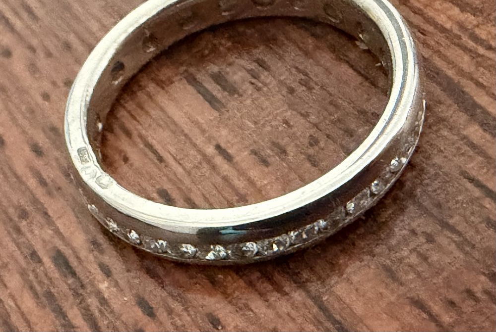 Aliança em ouro branco 19,2k com brilhantes cravados.