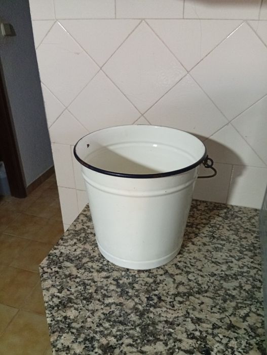 Balde em esmalte, antigo.