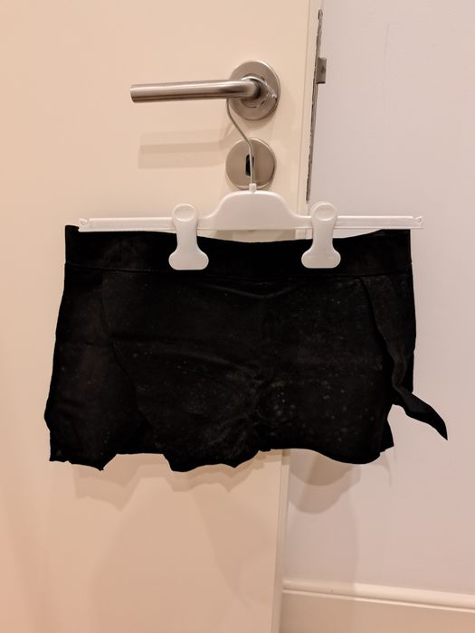 Saia curta preta em pele