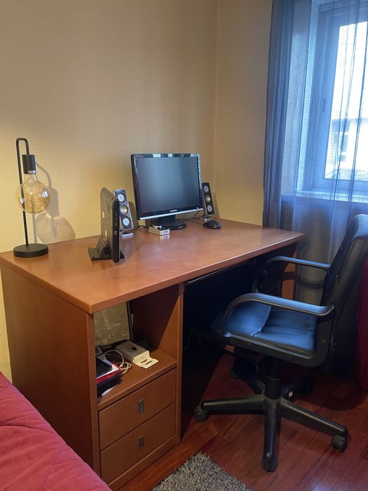 Mobilia de quarto castanha