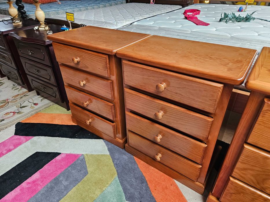 Excelentes mesas de cabeceira em madeira maciça - Valor unit