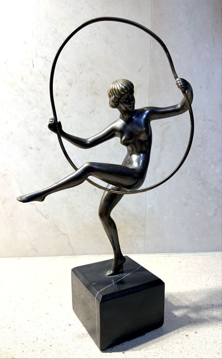 Andre Marcel Bouraina: escultura francesa - dancarina nua de hula hoop