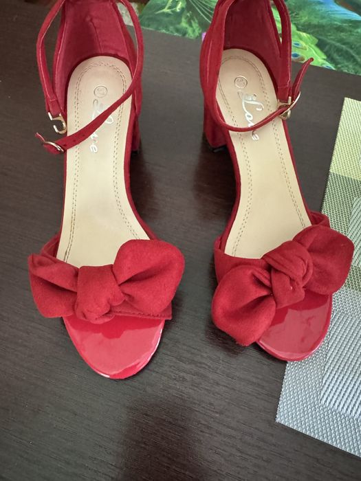 Продам босоніжки червоного кольору!