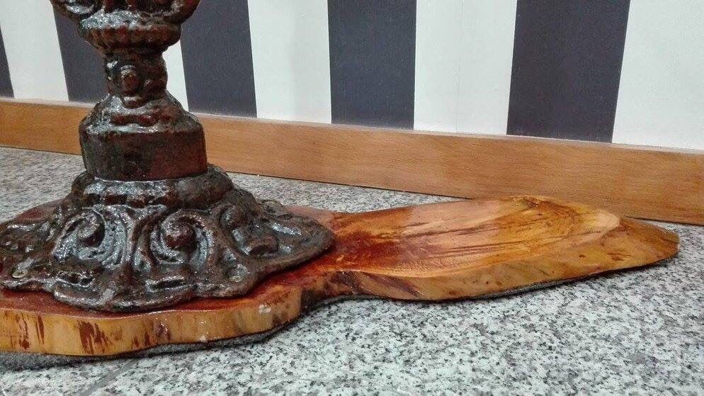 Mesa em ferro fundido e Madeira