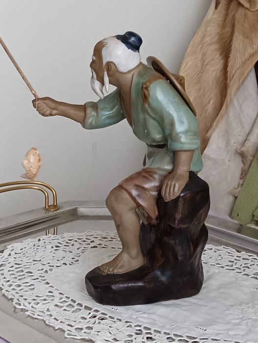 Enorme pescador em argila chinesa, marcado