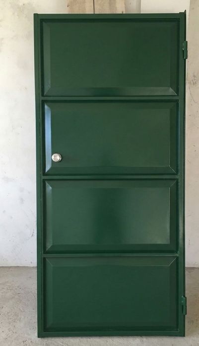 Porta de Ferro Resistente com Moldura em verde escuro