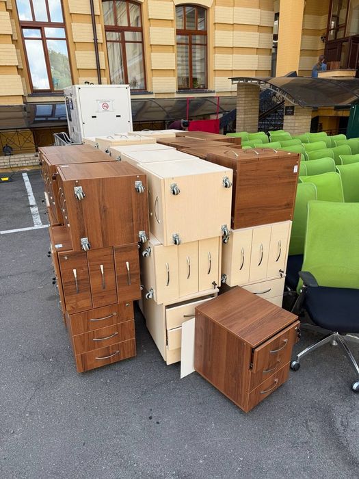 Крісло офісне стільці багато