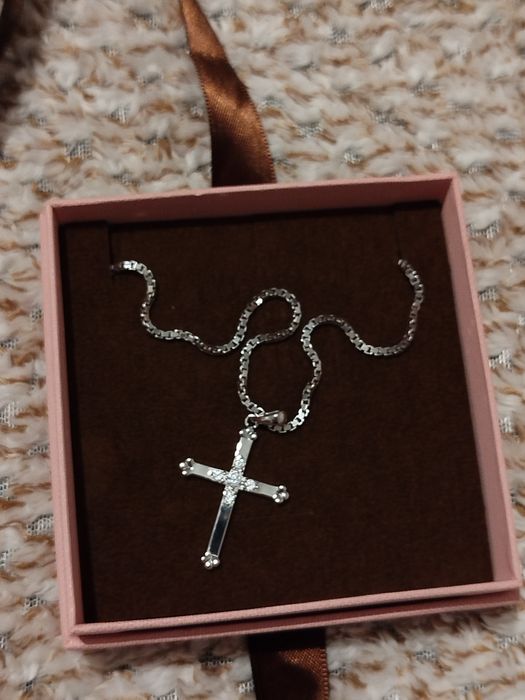 srebrny krzyżyk z cyrkoniami marki W.KRUK w opakowaniu prezentu