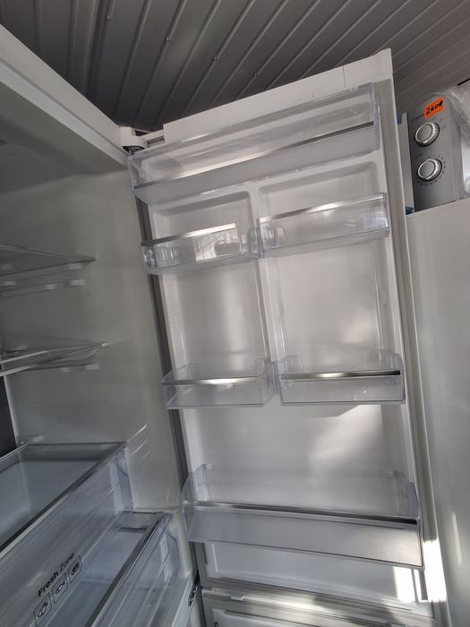 Холодильник  Samsung model RB37J5249WW
