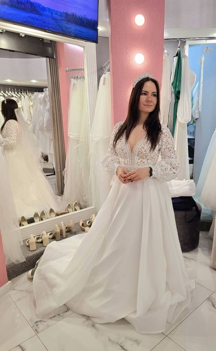 Весільна сукня зі шлейфом в ідеальному стані