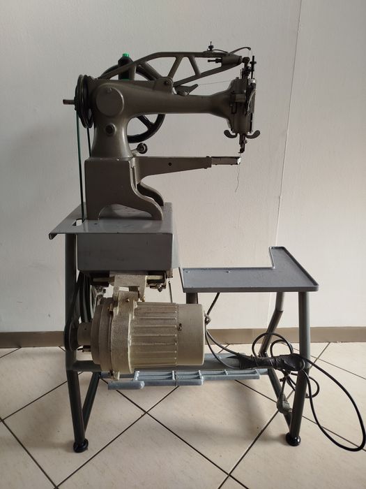 Máquina de cozer em bom estado ; concertos de calçado