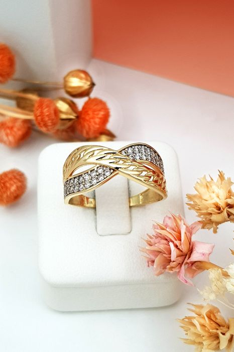 Piękny złoty pierścionek z cyrkoniami