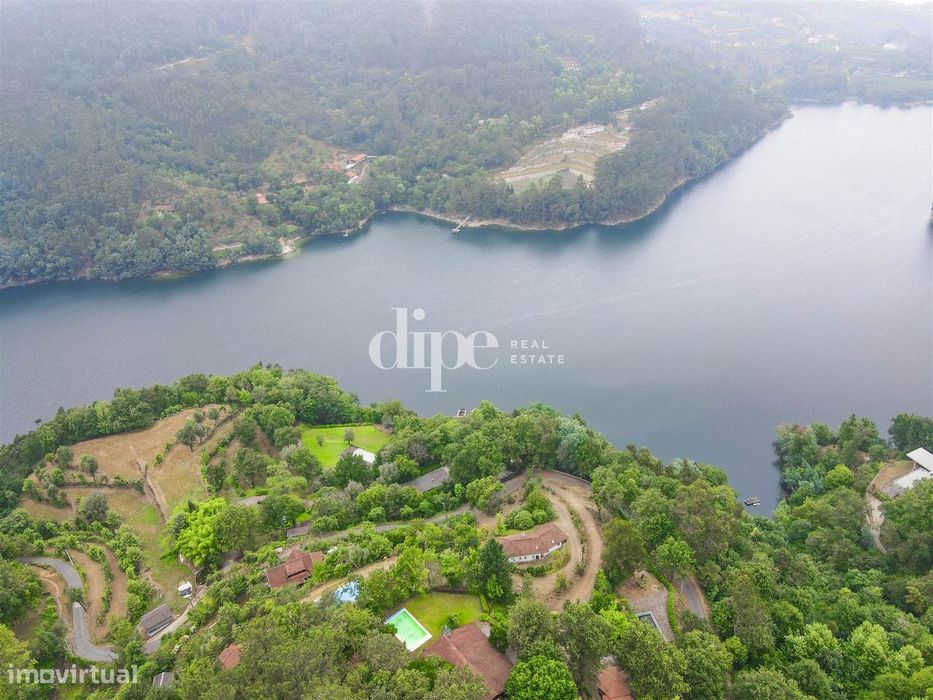 Terreno com 13.714 m2 situado no Gerês.