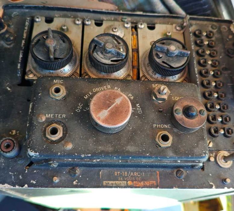 Emissor militar de avião RT-18 ARC-1 (para restauro)
