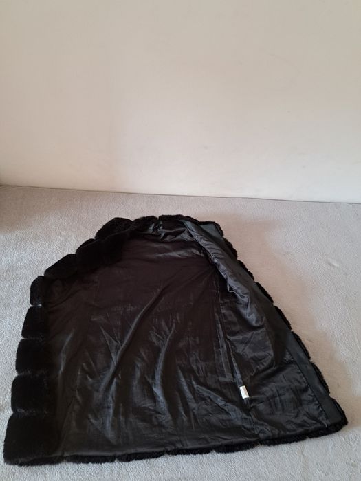 czarna kamizelka futrzana