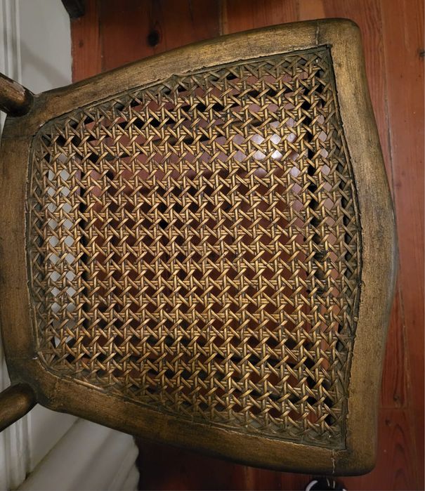 Cadeira antiga dourada em palhinha