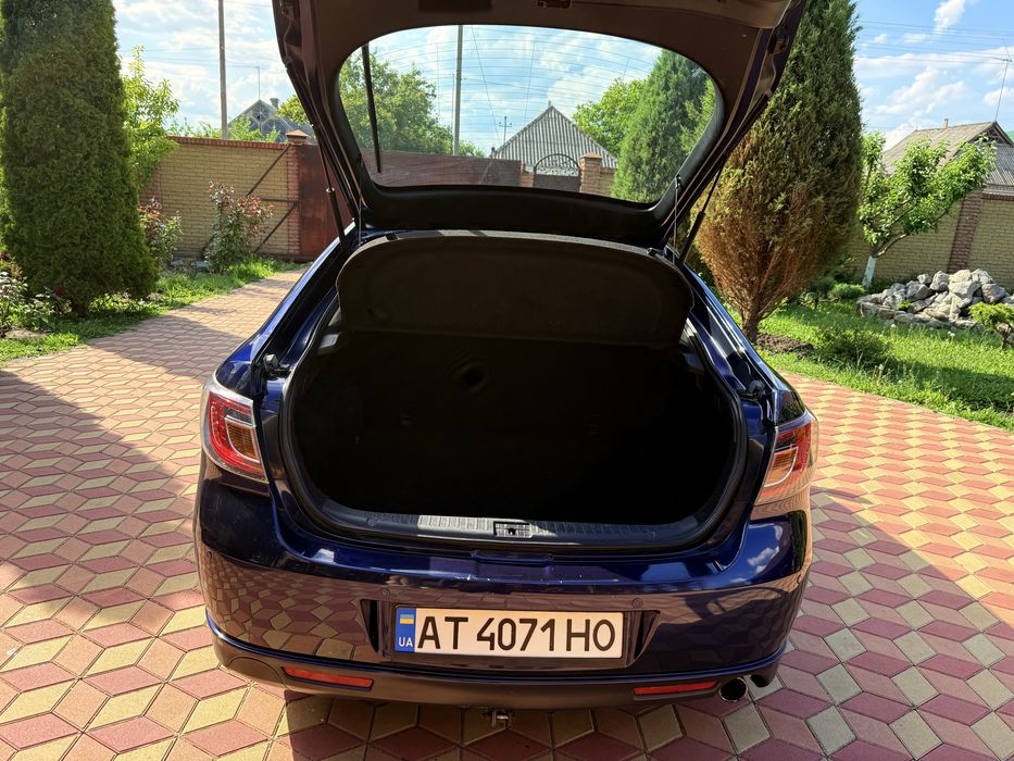 Продам свой  автомобиль MAZDA 6