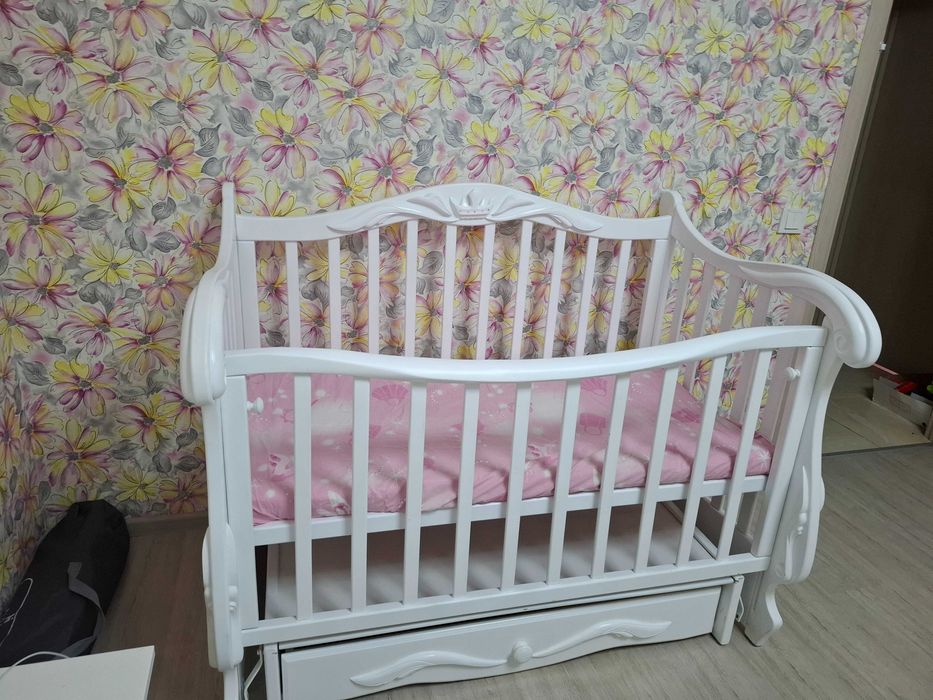 Дитяче ліжко в гарному старі , з маятником