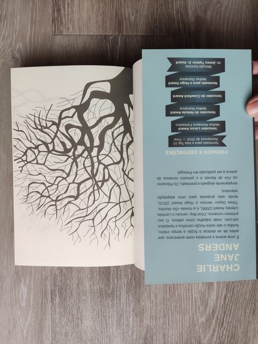 Livro "Os pássaros no fim do mundo" - Charlie Jane Anders