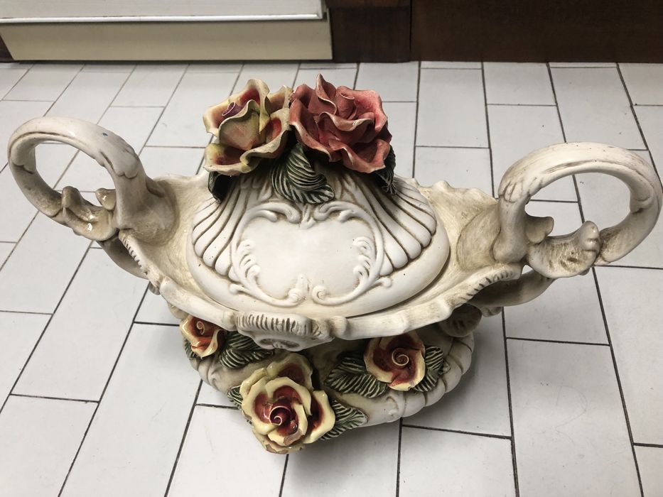 Terrina antiga em bom estado.