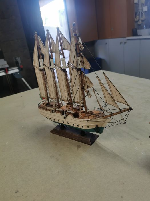 2 barcos em miniatura