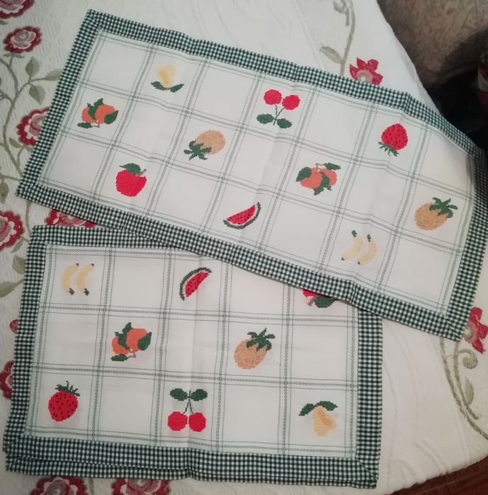 Panos bordados com tecido á volta