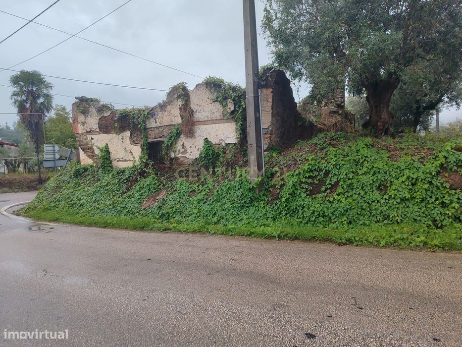 Moradia em ruínas em terreno misto, urbano e rústico, em Vendas do Rij — Olalhas, Santarém