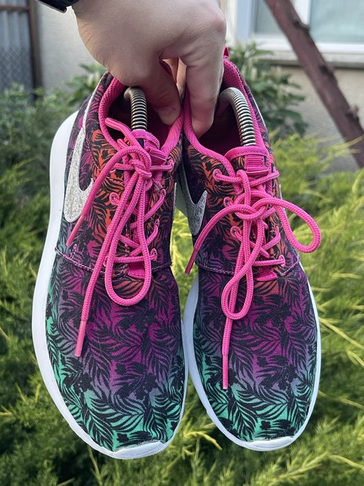 Кросівки для бігу Nike Girls Roshe Run Green Pink 677784-602