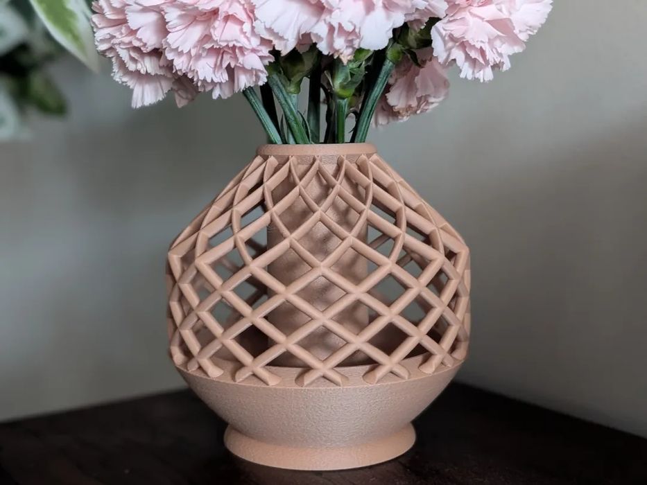 Weva Elegant Sculptural Vase