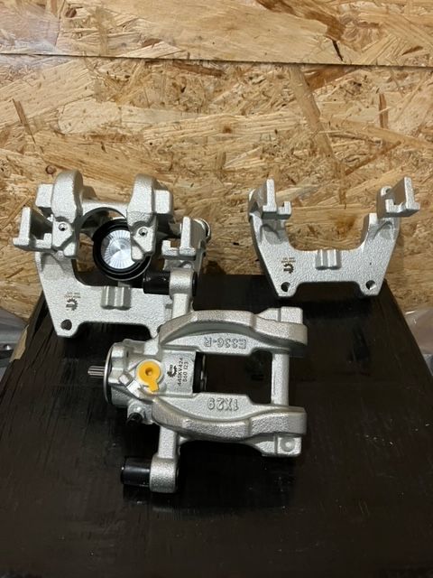 Zaciski jarzma MQB tył 310mm elektryczne Golf Skoda Audi S3