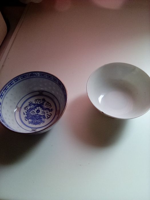 Potes e cumbucas e chávenas de porcelana