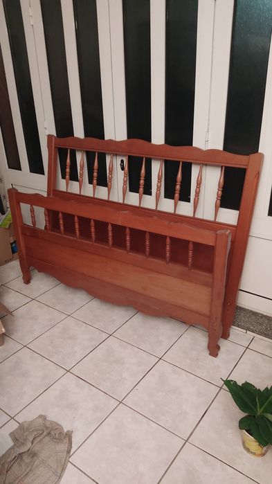 Cama de casal pinho mel, duas mesinhas e mais estrado.