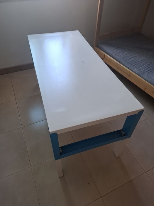 Vendo secretária para criança usada com ligeiro desgaste.