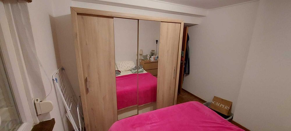 Roupeiro com espelho e portas de correr