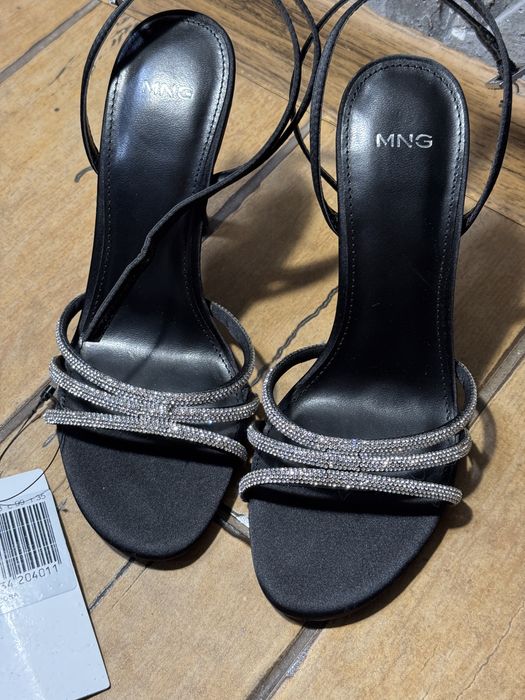 Босоніжки зі стразами на каблуку