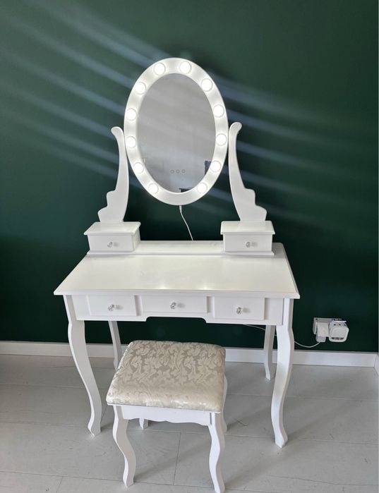 Toletka biała oświetlenie