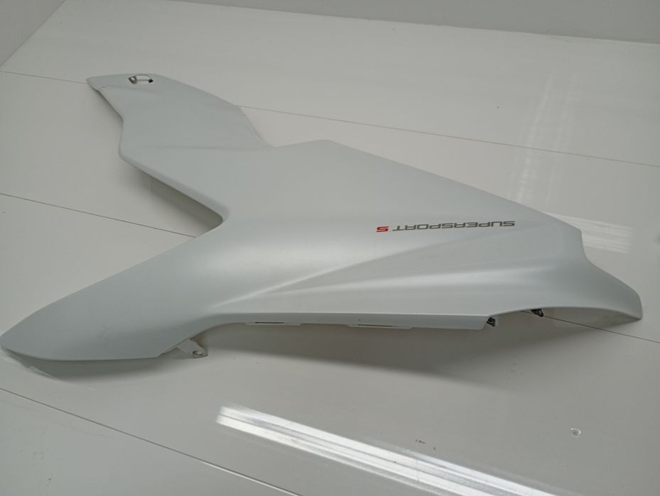 Lewy bok Ducati supersport 937