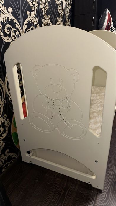 Дитяче ліжко ж бортиками ,ковдрою і постільною білизнлю , балдахіном