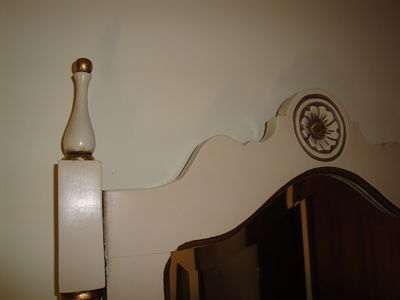 Espelho antigo com moldura em madeira lacada