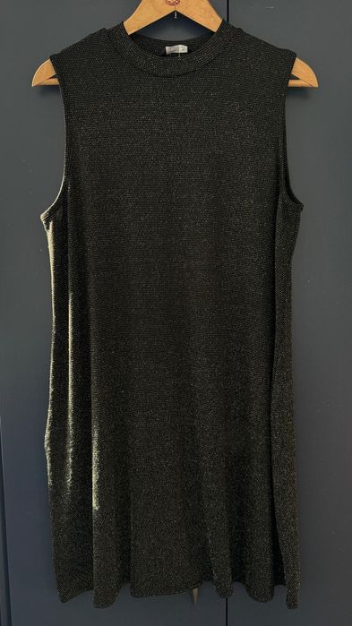 Błyszcząca sukienka czarna z metaliczna nitka na święta i sylwestra