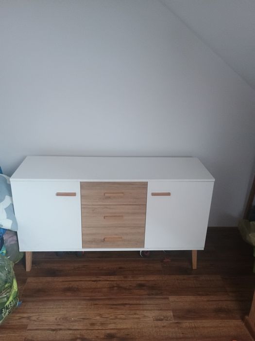 Komoda do sypialni pokoju pod tv