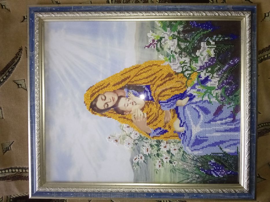 Мадонна з немовлям,вишита бісером