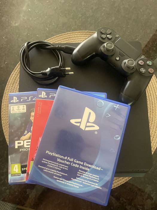 PS4 Slim com comando e jogos