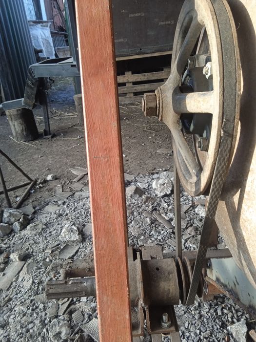 Кукурудз'яна дробарка , дробірка кукурудзи, в початках.