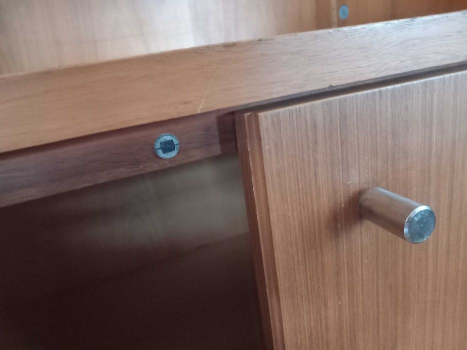 Estante com janela de vidro e armario de portas