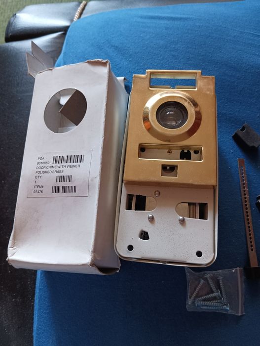 Дверной глазок с ручным звонком