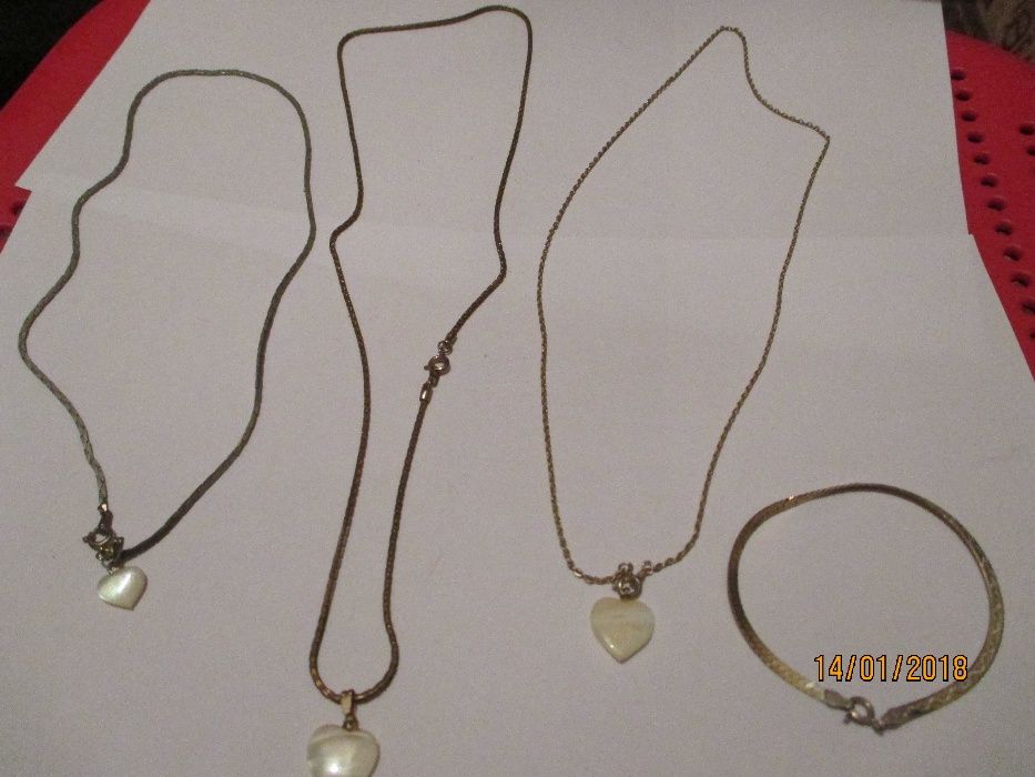 3 bonitos fios com medalha pendente e uma pulseira